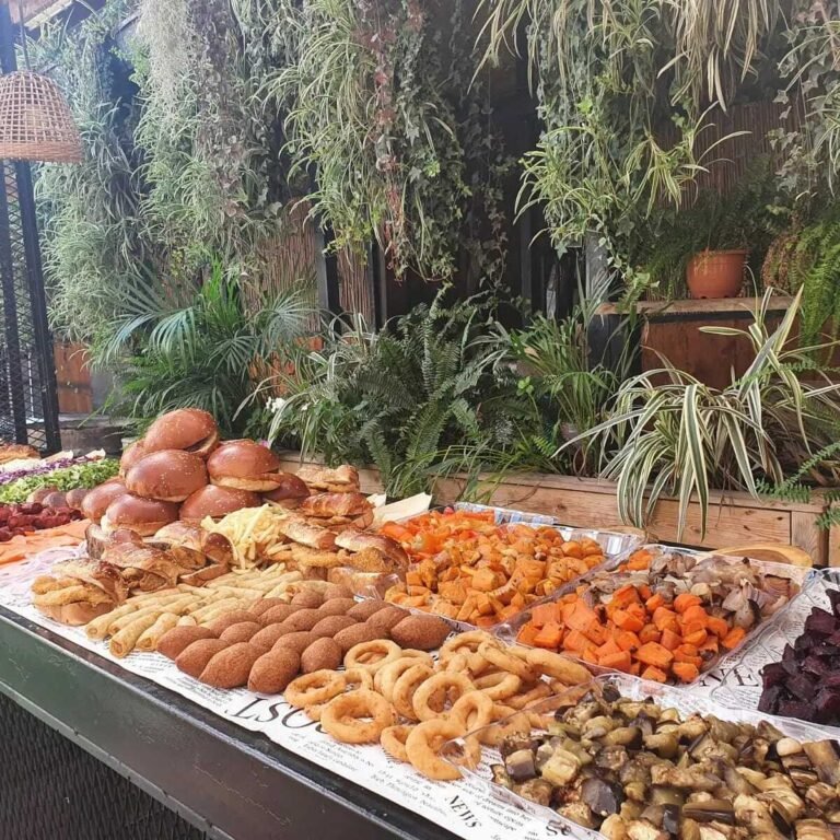 שולחן שוק עמוס בהמבורגרים ובשרים