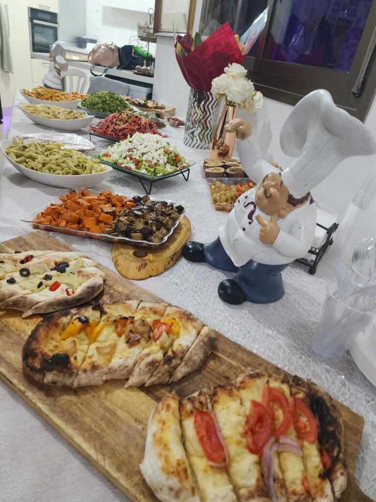 תפריט קייטרינג לאירוע חלבי - שולחן שוק חלבי עם סלטים ופסטות