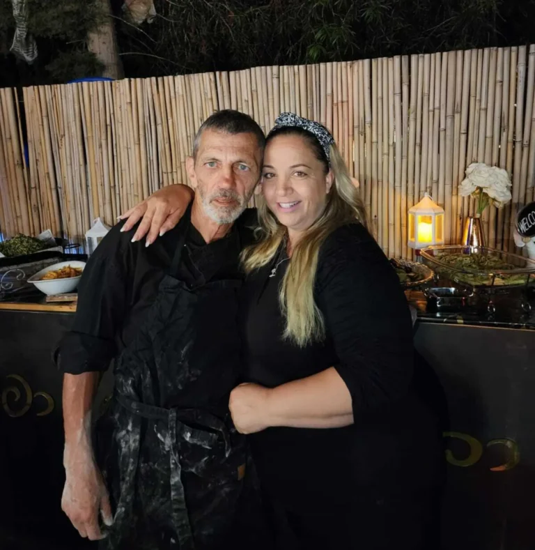 השף רפי רבוח באירוע ערב בגינה, ליד עמדת האוכל