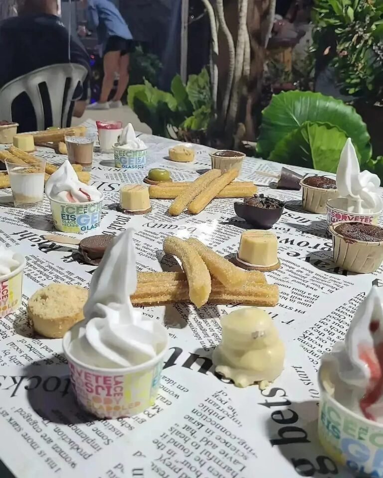 שולחן מתוקים בגינה: גלידות אישיות וצ'ורוס על מפת עיתון