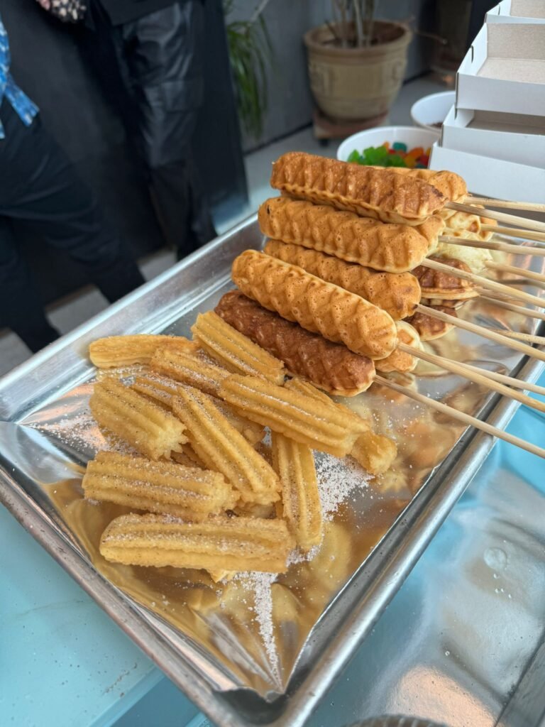 צ'ורוס ווופל בלגי על מקל בשולחן שוק מתוקים