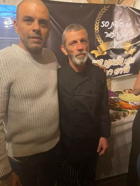 תמונה של רפי רבוח עם אייל גולן במהלך אירוע שולחן שוק שאירגן ליום הולדתו