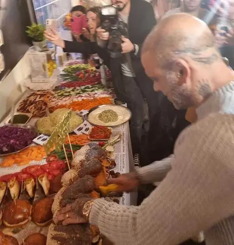 דוכן מזון ושולחן שוק חלבי לאירוע של אייל גולן - חותך חלה מול כל הצלמים והאורחים שהגיעו לשמוח בשולחן שוק מהסרטים!